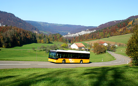 Autobus di Autopostale in campagna